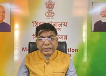 Dr Subhas Sarkar presents 5th National Award for Innovations and Good Practices in Educational Administration