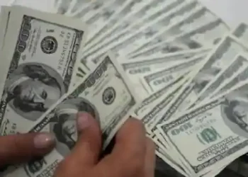 India's foreign exchange reserves have fallen for the seventh week in a row, to $600.42 billion.