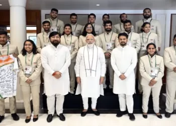 PM hosts Deaflympics contingent at his residence