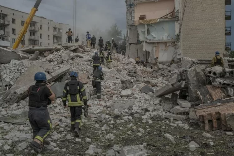 Dozens feared trapped after Russian strike on Ukraine apartment building