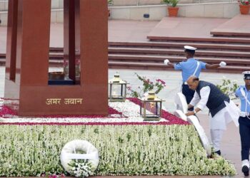 Raksha Mantri, Raksha Rajya Mantri, Defence Secretary & three Service Chiefs pay homage at National War Memorial, New Delhi