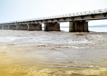 On Wednesday morning, over 12 lakh cusec of floodwater was still flowing through Mundali barrage over the river Mahanadi as Hirakud Dam continued to release excess water through 40 sluice gates. The reservoir level of Hirakud Dam was 626.56 feet at 6 a.m. today. The inflow was 5.97 million cusecs and the outflow was 6.79 million cusecs. The peak flow through the Mundali barrage was 12.01 lakh cusecs, while the peak flow through the Khairmal barrage was 9.57 lakh cusecs. Pradeep Kumar Jena, Special Relief Commissioner (SRC), had asked authorities and the public to remain vigilant until Thursday afternoon, when the rivers will empty their peak flows into the sea.