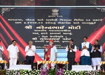 PM inaugurates and lays foundation stone of projects worth over ₹5200 crores in Bhavnagar