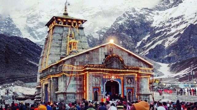 Kedarnath is one of the 12 Jyotirlingas and is devoted to Lord Shiva. It is located at an elevation of 3,583 meters. The Pandavas are thought to have built this temple during the Mahabharata period. After Akshaya Tritiya, the temple opens and tentatively closes on Bhai Dooj.

Badrinath is devoted to Lord Vishnu and is located at an elevation of 3,133 meters. The main draw here is the Badrinath temple, which is thought to have been founded in the 8th century by Adi Shankaracharya. The temple opens following Akshaya Tritiya and closes on Vijayadashami.


Kedarnath-dham
