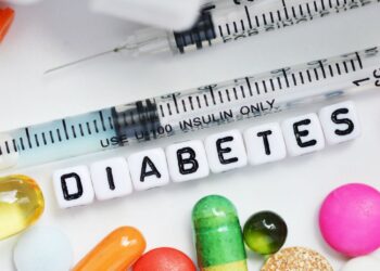 What are the signs of kidney failure in patients with diabetes?