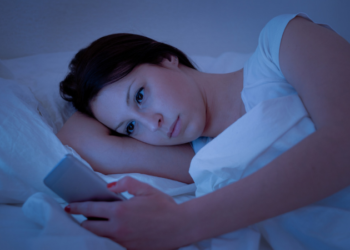 How looking at your phone screen affects your eyes and what to do for it