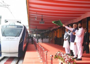 PM flags off Vande Bharat Express from Nagpur Railway Station