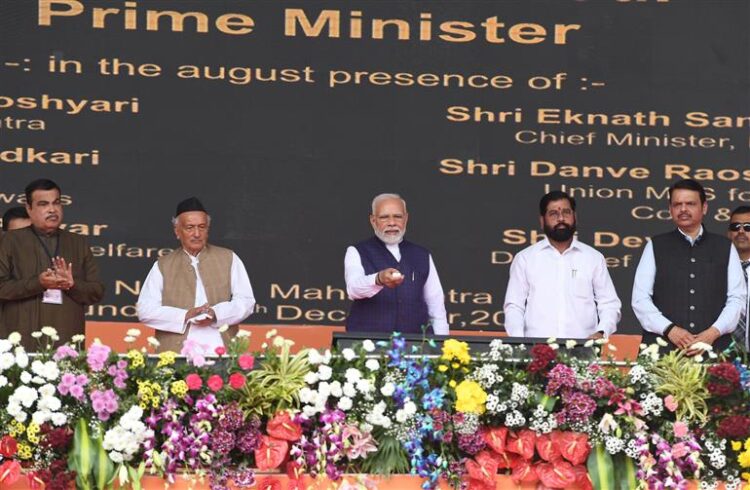 PM lays foundation stone and dedicates to the nation projects worth Rs. 75,000 crores in Maharashtra