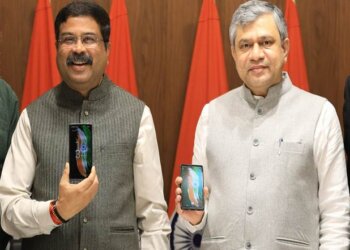 Shri Dharmendra Pradhan with Shri Ashwini Vaishnaw successfully tests the ‘BharOS’, a Made in India mobile operating system developed by IIT Madras