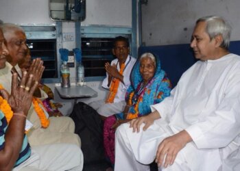 Odisha CM flags off senior citizens’ pilgrimage to Prayagraj, Varanasi
