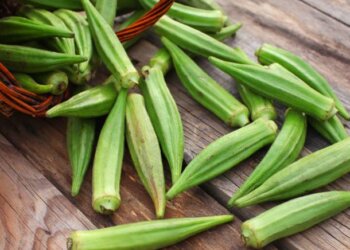 How does okra reduce blood sugar and why is it a superfood for controlling diabetes and cholesterol?