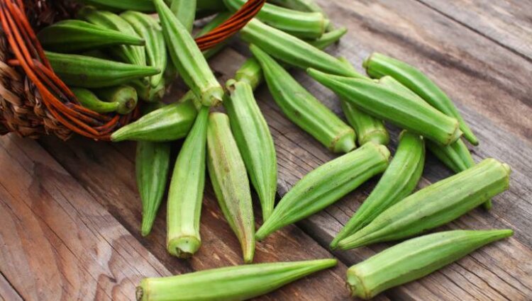 How does okra reduce blood sugar and why is it a superfood for controlling diabetes and cholesterol?