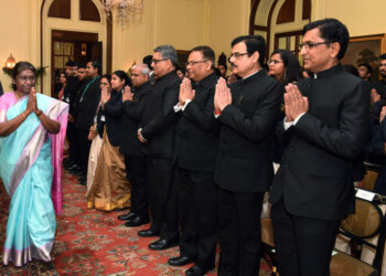 OFFICER TRAINEES OF INDIAN REVENUE SERVICE AND ASSISTANT EXECUTIVE ENGINEERS OF CPWD CALL ON THE PRESIDENT