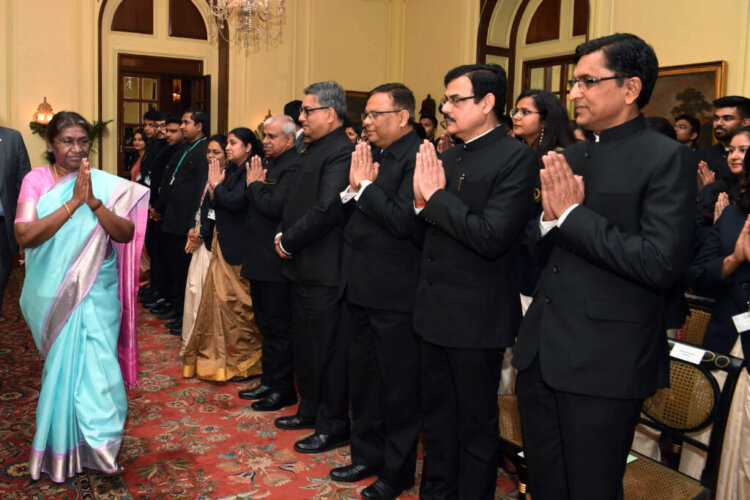 OFFICER TRAINEES OF INDIAN REVENUE SERVICE AND ASSISTANT EXECUTIVE ENGINEERS OF CPWD CALL ON THE PRESIDENT