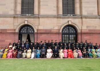 OFFICERS/OFFICER TRAINEES OF INDIAN INFORMATION SERVICE AND INDIAN NAVAL ARMAMENT SERVICE CALL ON THE PRESIDENT OF INDIA