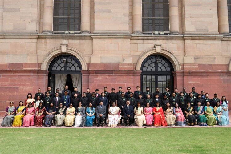 OFFICERS/OFFICER TRAINEES OF INDIAN INFORMATION SERVICE AND INDIAN NAVAL ARMAMENT SERVICE CALL ON THE PRESIDENT OF INDIA