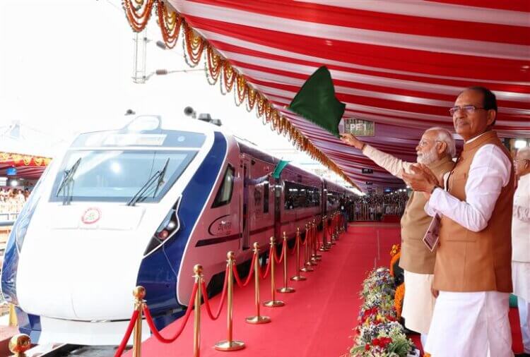 PM flags off Vande Bharat Express at Rani Kamlapati Station, Bhopal, Madhya Pradesh