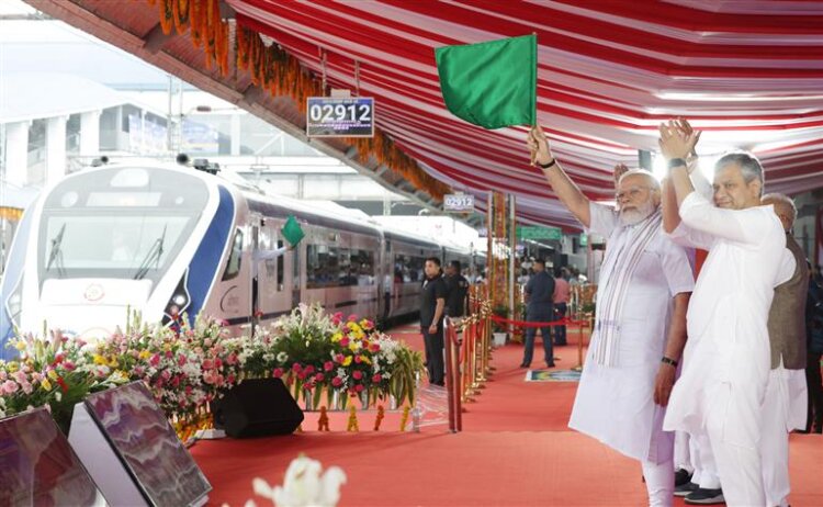 Prime Minister flags off five new Vande Bharat Express trains from Rani Kamalapati Railway station in Bhopal