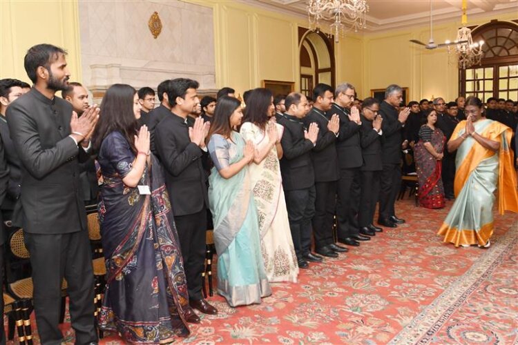 PROBATIONERS OF INDIAN FOREST SERVICE AND OFFICERS/OFFICER TRAINEES OF INDIAN DEFENCE ESTATES SERVICE CALL ON THE PRESIDENT