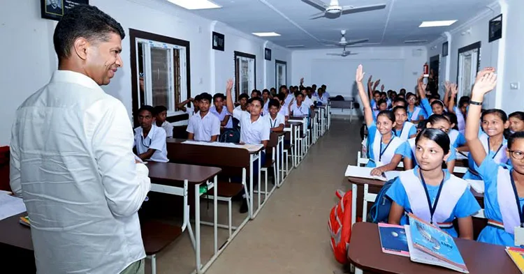 Pandian also visited the 5T High School in Daincha, Naktideul block, and interacted with the students and staff. 