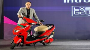  and G2.0 e-scooters launched in India, price just this, range of 105 KM, know full details Lectrix LXS G2.0 and 3.0 e-scooters launched: Lectrix EV, the electric mobility arm of SAR Group, has launched the LXS. It has been launched in two variants LXS G2.0 and LXS 3.0. Its booking has been started. The delivery of the e-scooter will start on August 16. MuskanMuskanJul 27, 2023 - 17:50 Follow Us Facebook Twitter Lectrix LXS G3.0 and G2.0 e-scooters launched in India, price just this, range of 105 KM, know full details The demand for electric vehicles has increased rapidly in the last several years. In such a situation, every vehicle manufacturer is introducing durable and economical vehicles one after the other. In this series, Lectrix EV, the famous electric mobility branch of SAR Group, has launched the LXS. It has been introduced in two variants LXS G2.0 and LXS 3.0. Its booking has been started. The delivery of the e-scooter will start on August 16. Talking about its features, the Lectrix LXS electric e-scooter gets telescopic front forks and a coil spring sucker at the rear. Talking about the braking system, both wheels have been equipped with drum units with CBS. Those sheet metal roll on 10-inch wheels. LXS Electric also includes navigation, follow-me headlamps, keyless access, emergency SOS alert, and many more. The Lectrix LXS G2.0 is equipped with a 2.3 kWh battery pack. The company claims that once it is fully charged, it is capable of covering a distance of 80 kilometers. These electric scooters have two riding modes Eco and Power. Their high top speed is 60 kilometers per hour. Lectrix has launched the new LXS G2.0 at an ex-showroom price of Rs 1.03 lakh and the prices of the LXS G3.0 are yet to be revealed. The first 10,000 customers will get the Lectrix LXS G2.0 ex-showroom for Rs 97,999. According to the company, these e-scooters will be available in more than 100 cities across the country. Talking about the booking of these electric scooters, their pre-booking was already started. Interested customers can book it by paying a token money of Rs 499. Their delivery will start on August 16. These scooters will be available in more than 100 cities in the country. It is worth mentioning that recently Madhya Pradesh-based Enigma Automobiles has launched Ambier N8 electric scooter. The company has launched the Ambier N8 E-scooter for Rs 1,05,000 and Rs 1,10,000 ex-showroom. Tags: Lectrix LXS G2.0 and 3.0 e-scooters launched Lectrix LXS G2.0 and 3.0 e-scooters 