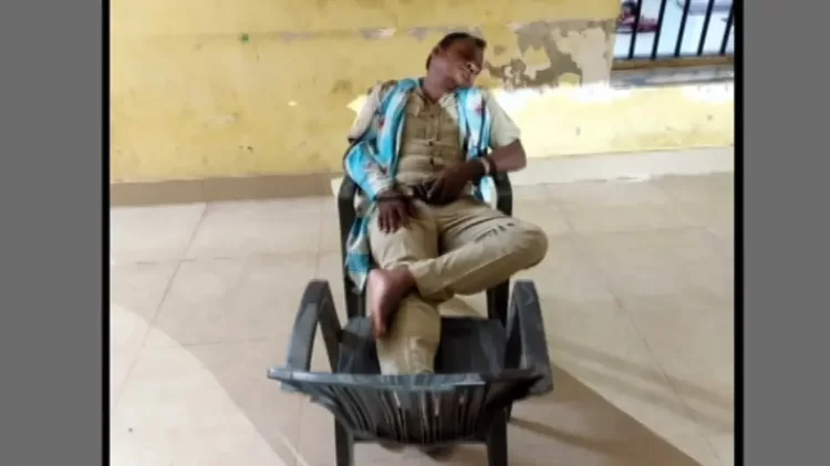 Jail Warders Suspended: Viral 'Dozing on Duty' Picture