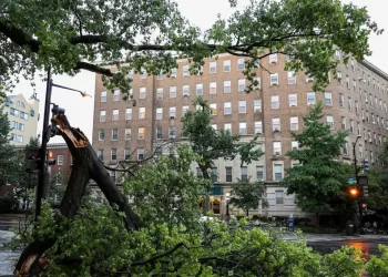 US Braces for Storms: 2,600 Flights Cancelled, Power Outages