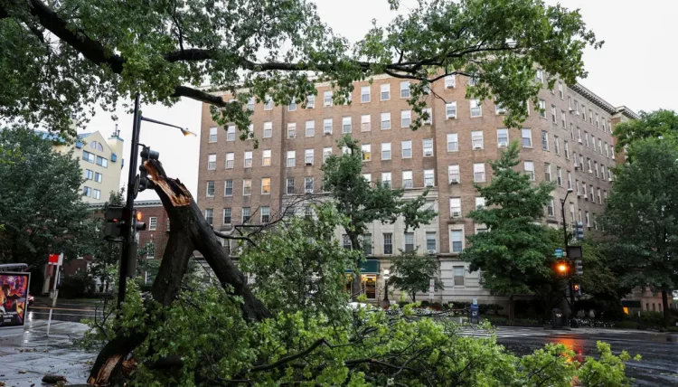 US Braces for Storms: 2,600 Flights Cancelled, Power Outages
