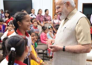 PM celebrates Raksha Bandhan with children