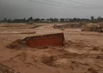 Video: Truck Stuck Crossing Swelling River