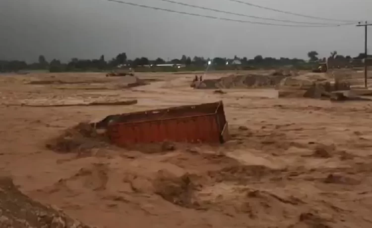 Video: Truck Stuck Crossing Swelling River