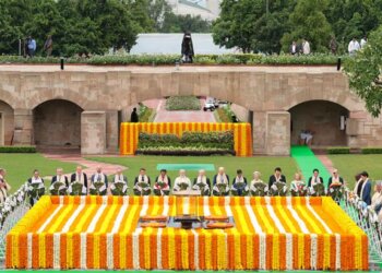 Leaders of G20 nations pay homage to Mahatma Gandhi at Raj Ghat