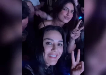 Priyanka Chopra and Preity Zinta Rock Jonas Brothers Concert!