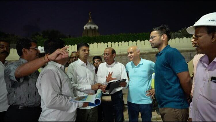 Nabin Odisha And 5T Chairman Pandian Reviews Srimandir Parikrama Project, Orders To Complete Landscaping By Dec 9