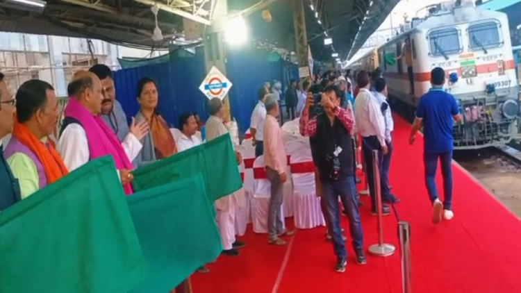 Special Aashtha Train Leaves Bhubaneswar For Ayodhya With 1400 Pilgrims