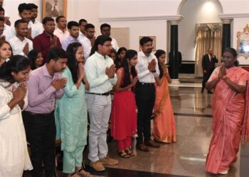 A GROUP OF MEDICAL STUDENTS AND MEDICAL/NON MEDICAL CONSULTANTS CALLS ON THE PRESIDENT