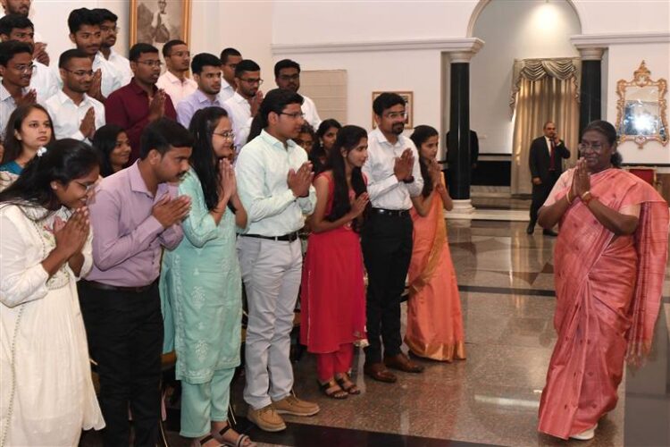 A GROUP OF MEDICAL STUDENTS AND MEDICAL/NON MEDICAL CONSULTANTS CALLS ON THE PRESIDENT