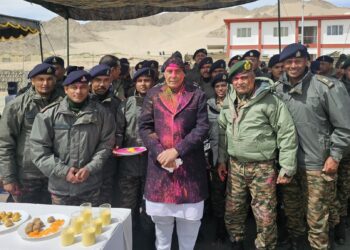Defence Minister Shri Rajnath Singh celebrates Holi with soldiers in Leh