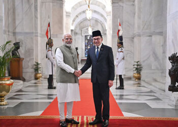 PM Modi receives Malaysian PM Anwar Ibrahimin ceremonial welcome at Rashtrapati Bhavan who arrives in India on first visit