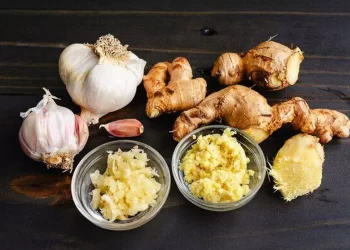 Winter foods to boost your health and keep cold away: garlic, ginger, egg, spinach and more