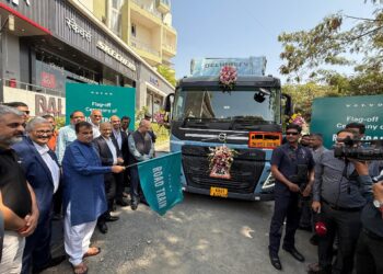 Nitin Gadkari Flags Off India’s 1st ‘Road Train’ For Long-Haul Transportation