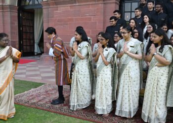 OFFICER TRAINEES OF INDIAN REVENUE SERVICE CALL ON THE PRESIDENT