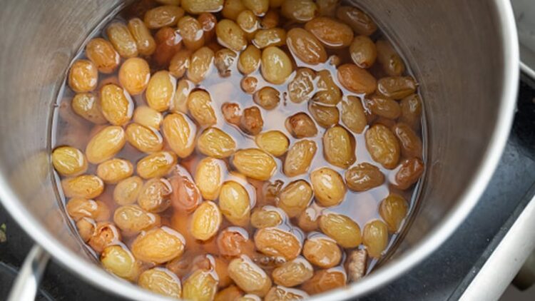 Drinking Raisins (Kishmish) water on an empty stomach is beneficial in these health problems