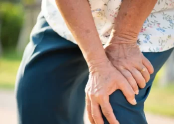 Cholesterol symptoms: 5 signs of high LDL that may appear when you walk