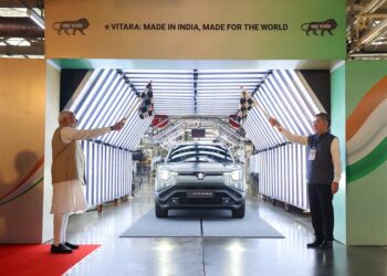 Prime Minister Shri Narendra Modi inaugurates the green mobility initiatives in Hansalpur, Gujarat