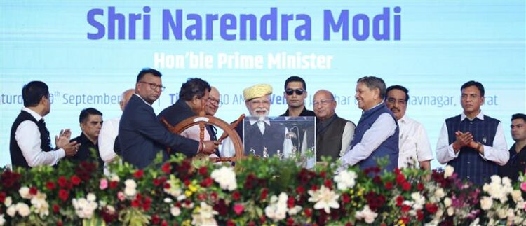 Prime Minister Shri Narendra Modi addresses the ‘Samudra se Samriddhi’ event, inaugurates & lays foundation stone of development works worth over Rs 34,200 crore in Bhavnagar, Gujarat