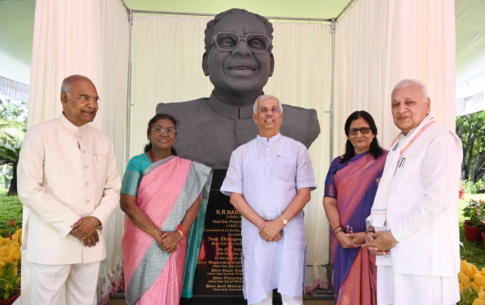 President of India unveils bust of former President K.R. Narayanan at Raj Bhavan in Thiruvananthapuram