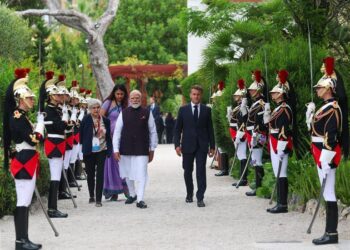 Prime Minister holds official talks with President of France