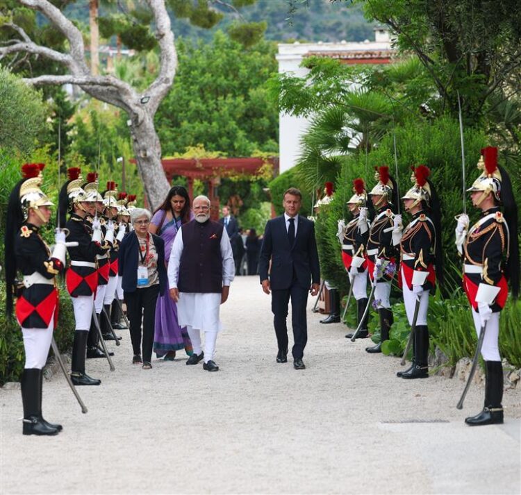 Prime Minister holds official talks with President of France