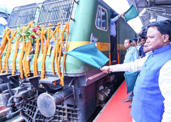 Odisha CM Flags Off ‘Somnath Swabhiman Yatra’, Over 1.1K Devotees Leave For Gujarat